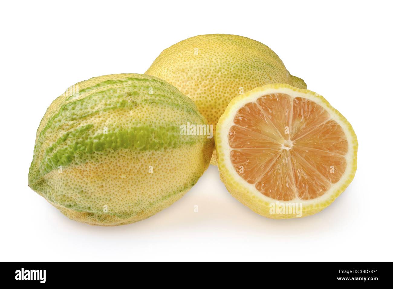Zwei ganze bunte rosa Zitronen und eine in zwei Hälften geschnitten, isoliert auf weißem Hintergrund. Die Zitronen haben eine strukturierte Haut und sind in verschiedenen Grün- und Gelbtönen gehalten Stockfoto