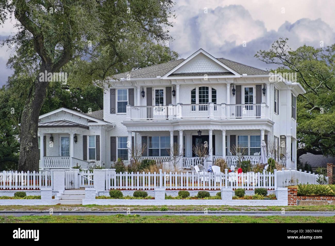 Schönes weißes viktorianisches Herrenhaus in der Nähe von Biloxi, Harrison County, Mississippi, USA Stockfoto