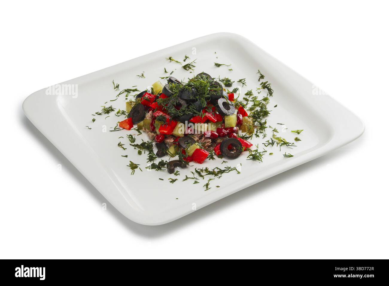 Layout für Menü. Salat mit Fleisch, eingelegter Gurke, Paprika und Oliven Stockfoto