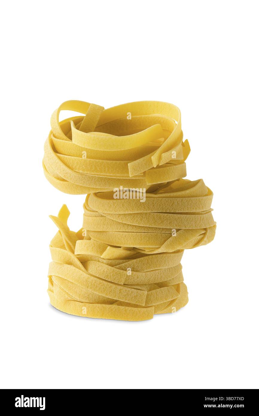 Nest Nudeln isoliert auf weißem Hintergrund. Italienische Tagliatelle mit Ei Stockfoto