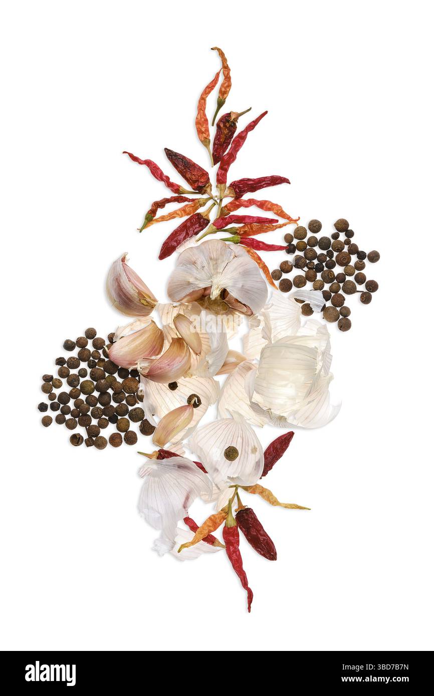 Komposition mit Knoblauch und Chili isoliert auf weißem Hintergrund Stockfoto