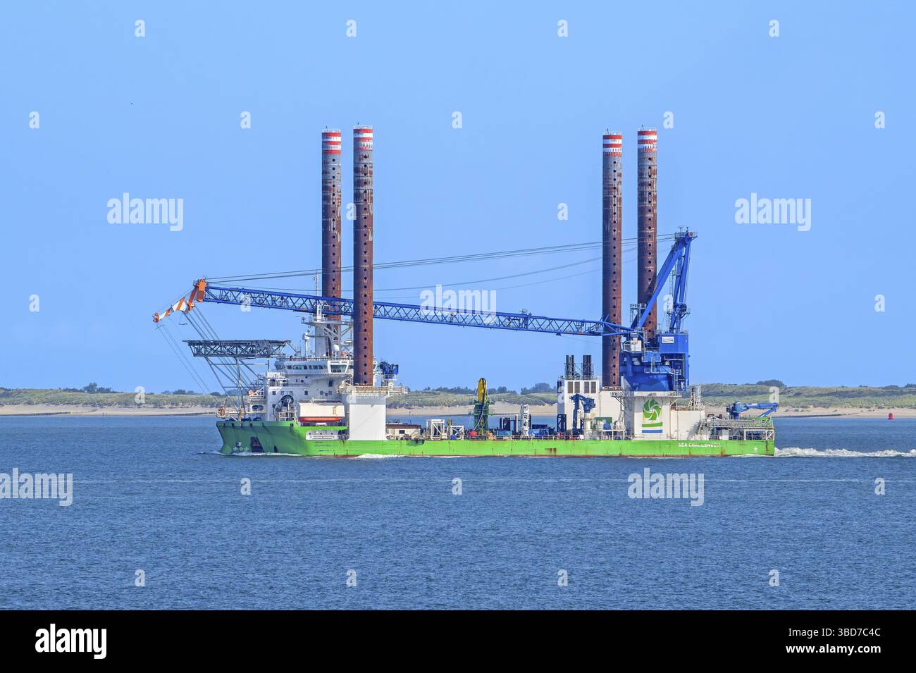 Dänisches A2SEA A/S-Installationsschiff Sea Challenger von Dong Energy für den Bau von Windturbinen in Offshore-Windparks auf See Stockfoto