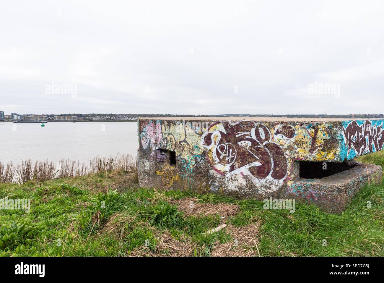 Blockhaus des Zweiten Weltkriegs, defensiver Pillbox, Verteidigung der Themse nach London in West Thurrock, Essex, Großbritannien. Mit Graffiti überzogen Stockfoto