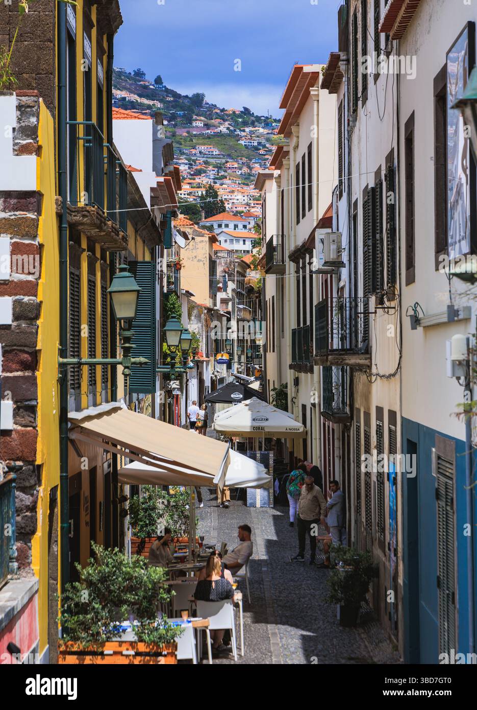Funchal, Portugal - 9. Juni 2024: Straße in Zona Velha - Altstadt von Funchal, Madeira Insel Stockfoto
