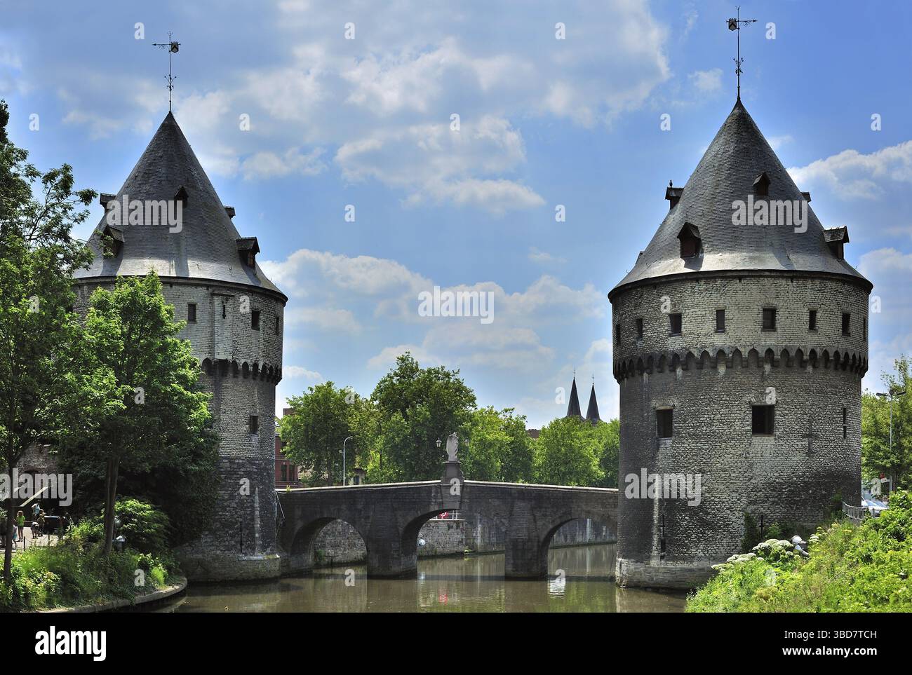 Die Broel-Türme und die Brücke über den Fluss Lys in Kortrijk, die letzten Überreste der alten Stadtbefestigung. Das sind die Speyetoren A Stockfoto