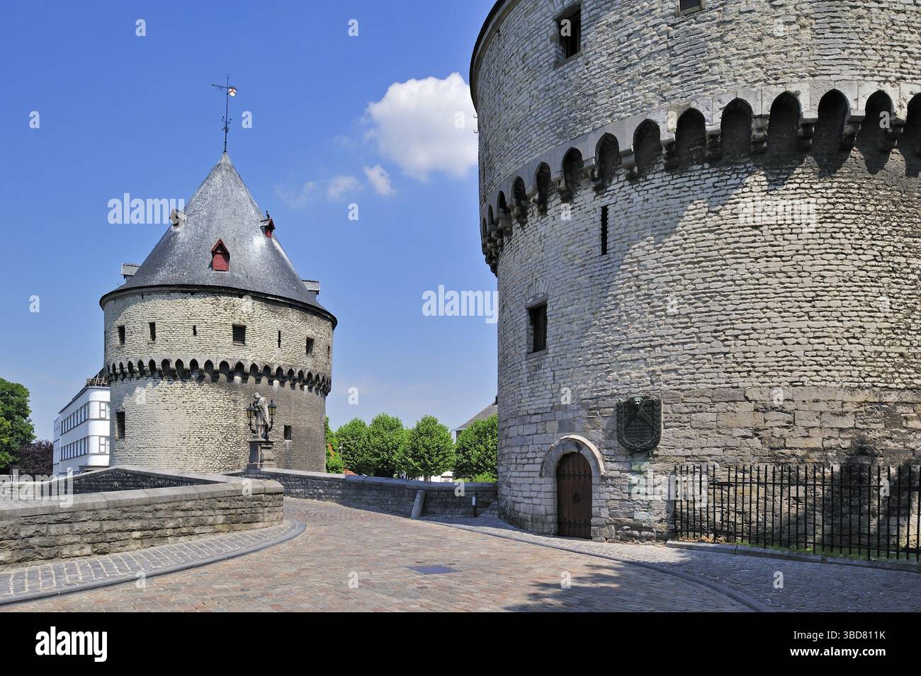 Die Broel-Türme und die Brücke über den Fluss Lys in Kortrijk, die letzten Überreste der alten Stadtbefestigung. Das sind die Speyetoren A Stockfoto