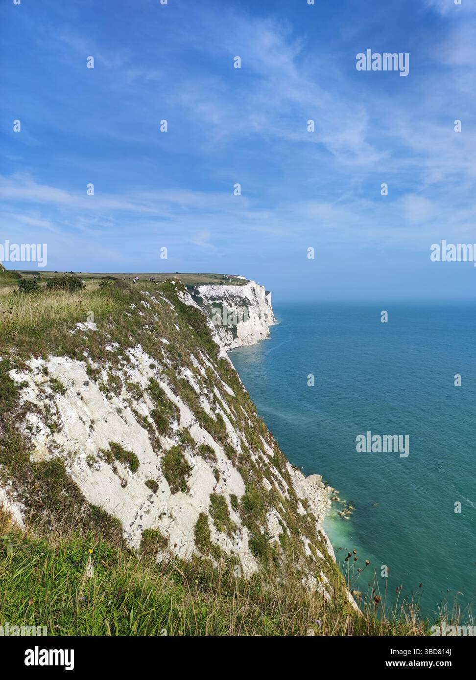 Weiße Klippen von Dover ragen über dem Ärmelkanal, ein Symbol für Großbritanniens Küste und natürliche Schönheit unter einem lebendigen Himmel. - Smartphone-aufgenommenes Stockfoto