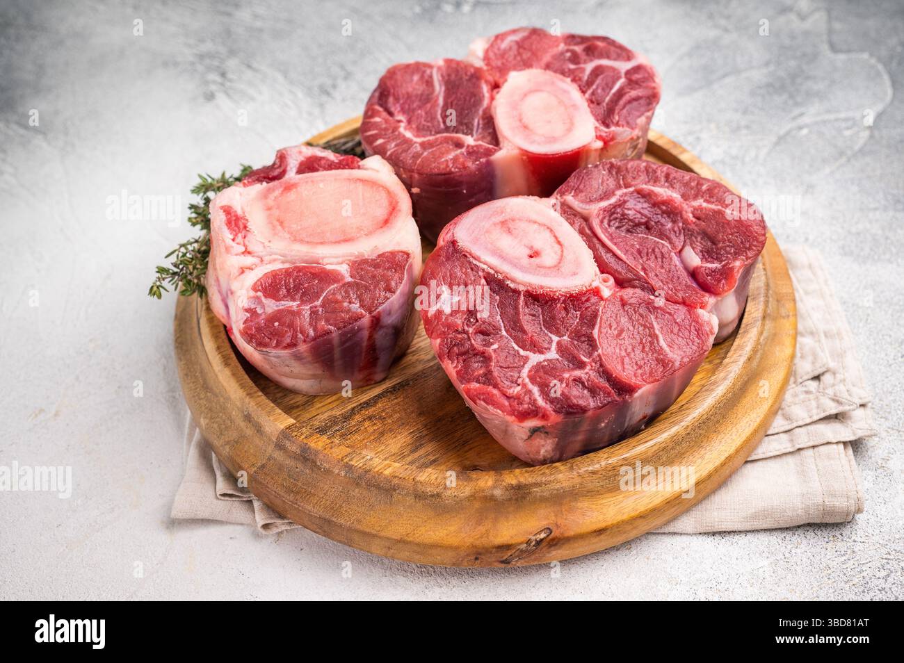 Herrlich marmoriertes rotes Kalbsossobuco, perfektes Kreuzschnitt-Fleisch für traditionelle italienische Rezepte und herzhafte Familienessen. Weißer Hintergrund. Obere V Stockfoto
