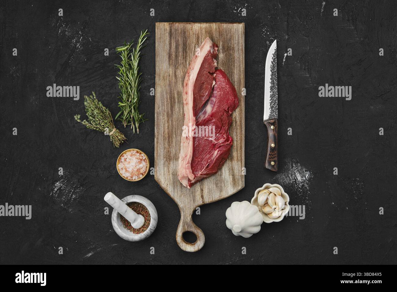 Blick von oben auf rohes Rindfleisch Ribeye Lippe auf mit Haut Auf Holzschneidebrett Stockfoto