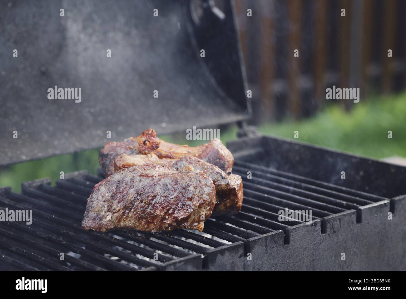 Nahaufnahme des New York Strip Steak on Grill Stockfoto