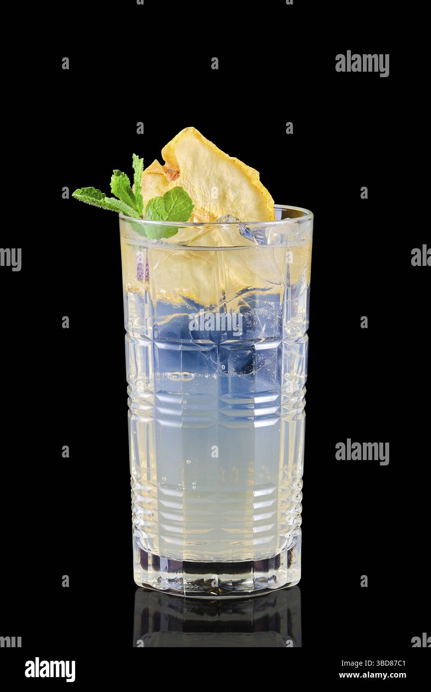 Kalte Birnenlimonade isoliert auf schwarzem Hintergrund Stockfoto