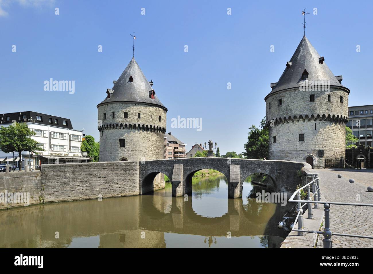 Die Broel-Türme und die Brücke über den Fluss Lys in Kortrijk, die letzten Überreste der alten Stadtbefestigung. Das sind die Speyetoren A Stockfoto
