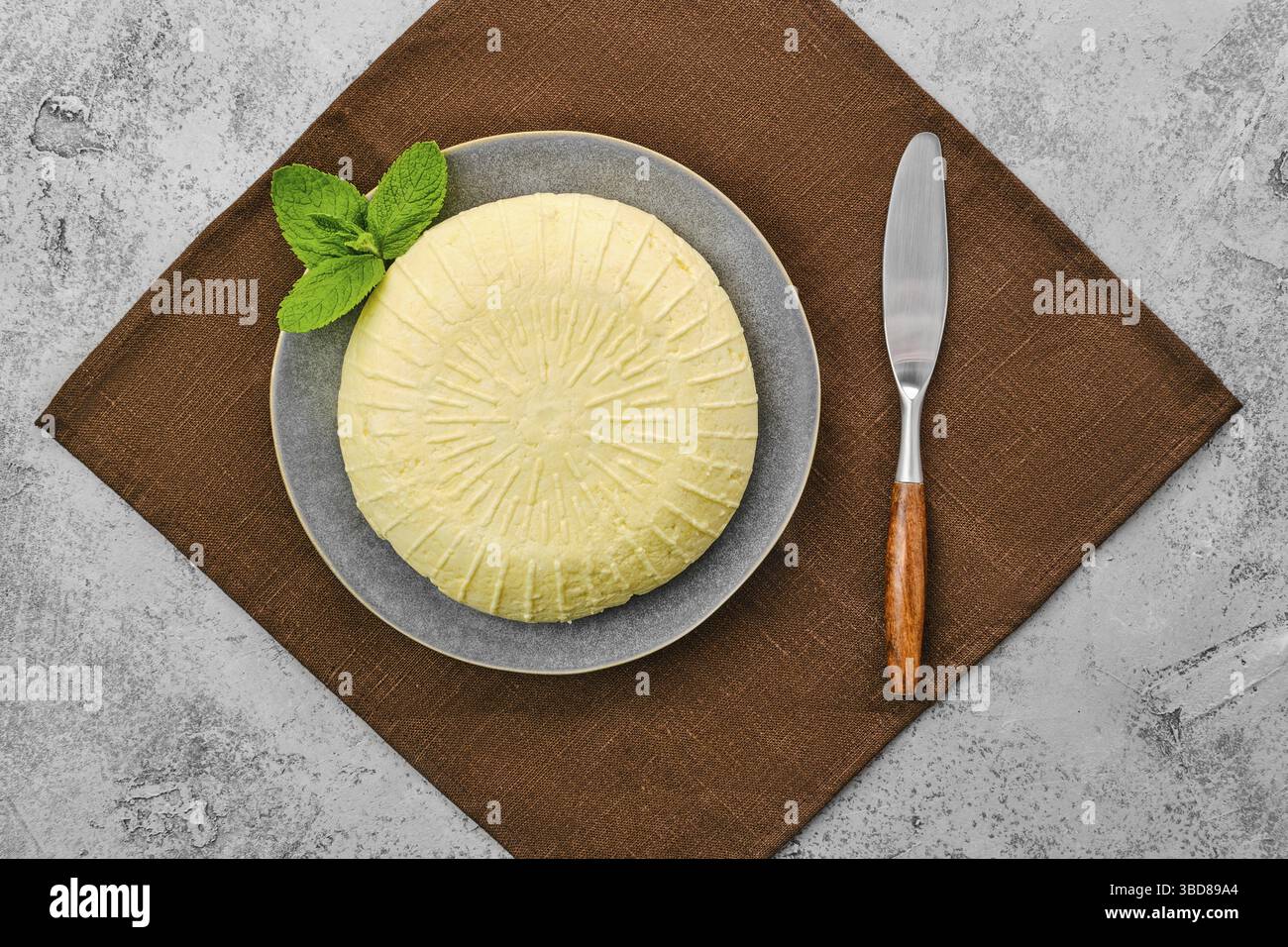 Blick von oben auf den Adyghe-Käse auf dem Teller Stockfoto