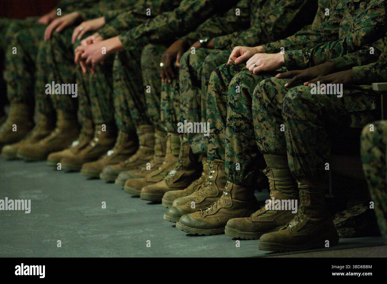 Die US-Marines im Camp Lejeune in North Carolina hören einen Redebeitrag. Stockfoto