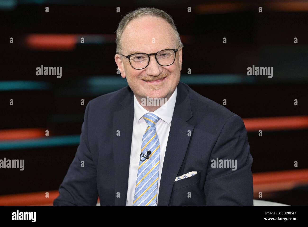 Lars Feld Ökönom 05/25 her Lars Feld am 21. Mai 2025 in Markus Lanz , ZDF TV Fernsehen Talkshow Talkshow Talkshow Show Deutschland deutsch deutscher Mann Wirtschaftswissenschaftler Wissenschaftler Wirtschaftswissenschaftler quer Porträt lächelnd *** Lars Feld Ökönom 05 25 her Lars Feld am 21. Mai 2025 in Markus Lanz , ZDF TV Fernsehen Talkshow Talkshow Talkshow Show Deutschland deutsch deutscher Mann Wirtschaftswissenschaftler Wissenschaftler Wirtschaftswissenschaftler Wirtschaftswissenschaftler Wirtschaftswissenschaftler Wirtschaftswissenschaftler deutscher Wirtschaftswissenschaftler Stockfoto