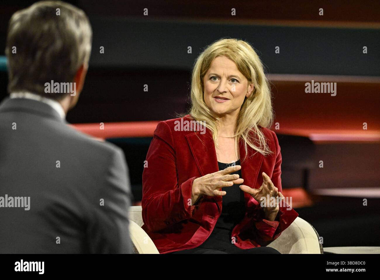 Markus Lanz mit Kristina Dunz 05/25 Ihr Markus Lanz und Kristina Dunz am 21. Mai 2025 in Markus Lanz , ZDF TV Fernsehen Talkshow Talkshow Talkshow Talkshow Deutschland deutsch deutsche Frau Journalismus Autorin Italien italienisch italienisch-deutscher Mann Moderator Fotografie Fotograf Journalistin Journalistin Journalistin Journalistin Autorin Schriftsteller Schriftsteller deutsch-italienische Autorin Moderatorin Fotografin quer halb sitzend lächelnd sprechend gestikuliert *** Markus Lanz mit Kristina Dunz 05 25 Ihre Markus Lanz und Kristina Dunz am 21. Mai 2025 in Markus Lanz im ZDF TV Talkshow Stockfoto