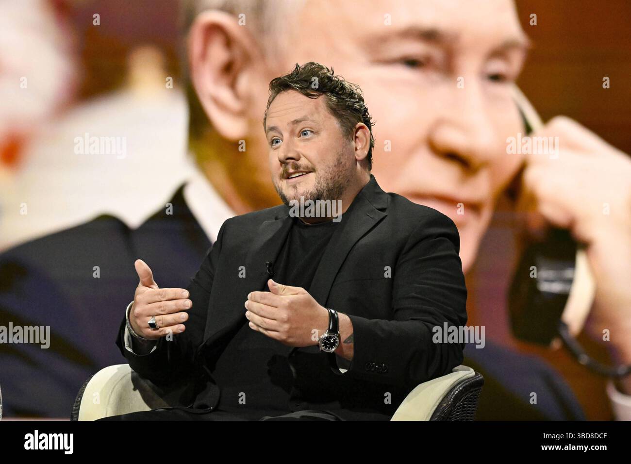 Florian Flade Journalistin 05/25 ihr Florian Flade am 22. Mai 2025 in Markus Lanz , ZDF Aufzeichnung vom 21. Mai TV Fernsehen Talkshow Talkshow Deutschland deutsch deutscher Mann Journalismus deutscher Mann Journalismus quer halb sitzend sprechend gestikuliert Putin *** Florian Flade Journalist 05 25 ihr Florian Flade am 22. Mai 2025 in Markus Lanz , ZDF Aufnahme vom 21. Mai TV Talk Show Talk Show Deutschland Deutscher Mann Journalismus Cross Side Talking Putin Stockfoto