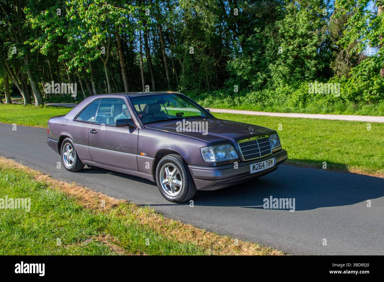 Mauve Mercedes E220 Auto Car Coupé Benzinmotor 1994 90 2199 ccm; klassische Luxusautos mit Sammlerstücken in Lytham, Blackpool, Großbritannien. Mai 2025 Stockfoto