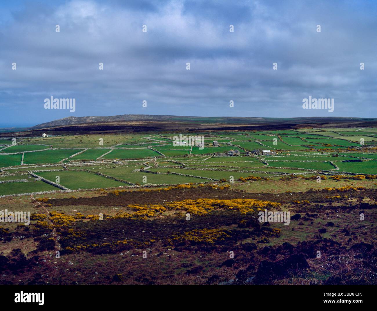 Sehen Sie nordöstlich von den Hängen von Hannibal's Carn über ein Relikt aus der Eisenzeit, das die Bosporthennis Farm, West Penwith, Cornwall, England, Großbritannien umgibt. Stockfoto