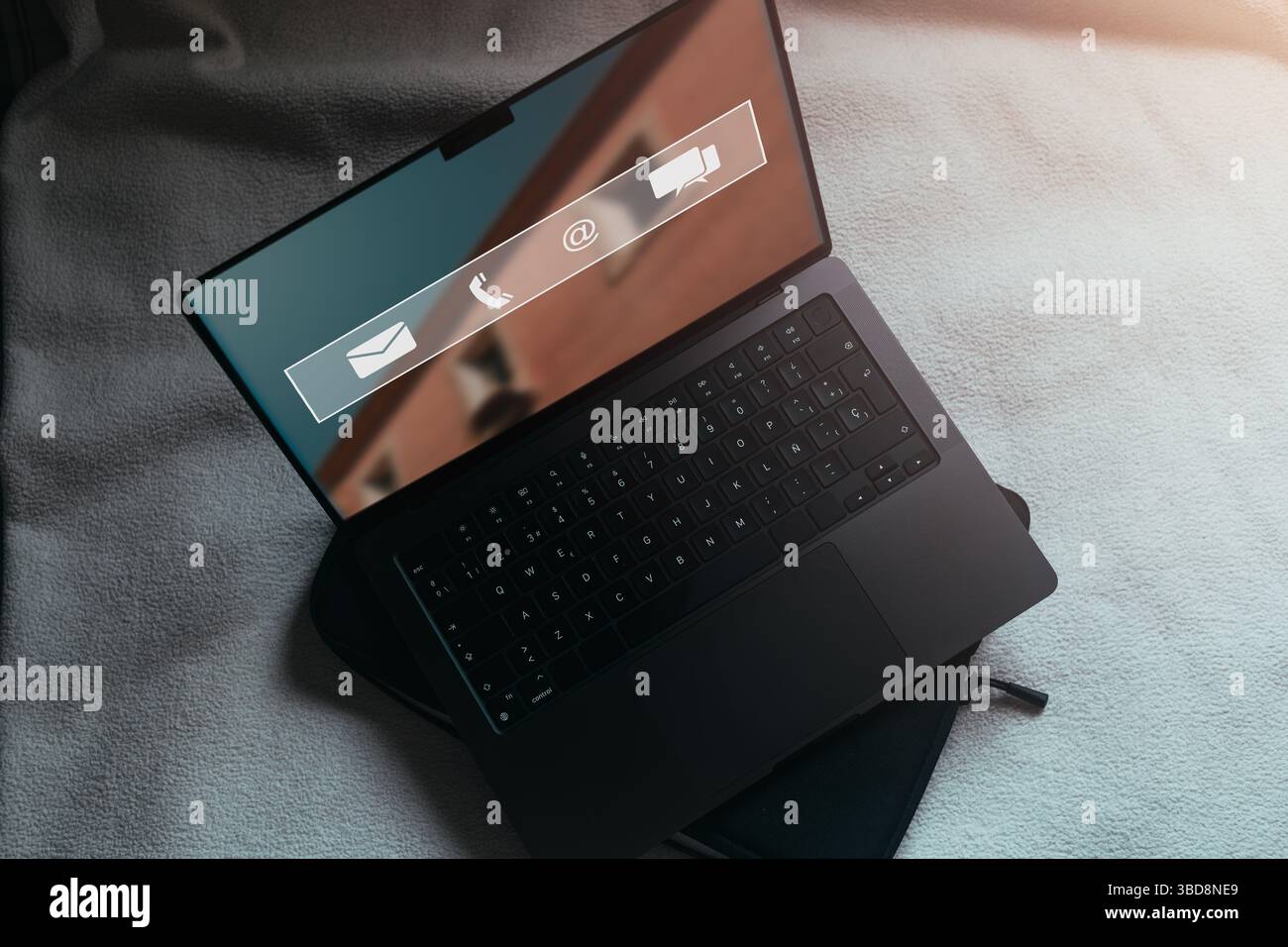 Customer Service-Konzept Des Technical Support Centers. Laptop mit VR-Schnittstelle für Support-Kunden. Callcenter-Kundenservice rund um die Uhr. Stockfoto