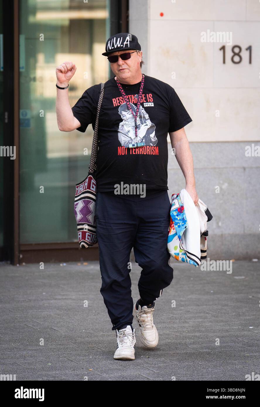 Dylan Evans, 58, verließ den Westminster Magistrates' Court in London, wo er angeklagt wird, Unterstützung für die Hamas einzuladen und schriftliches Material zu verteilen, um Rassenhass zu schüren. Bilddatum: Freitag, 23. Mai 2025. Stockfoto