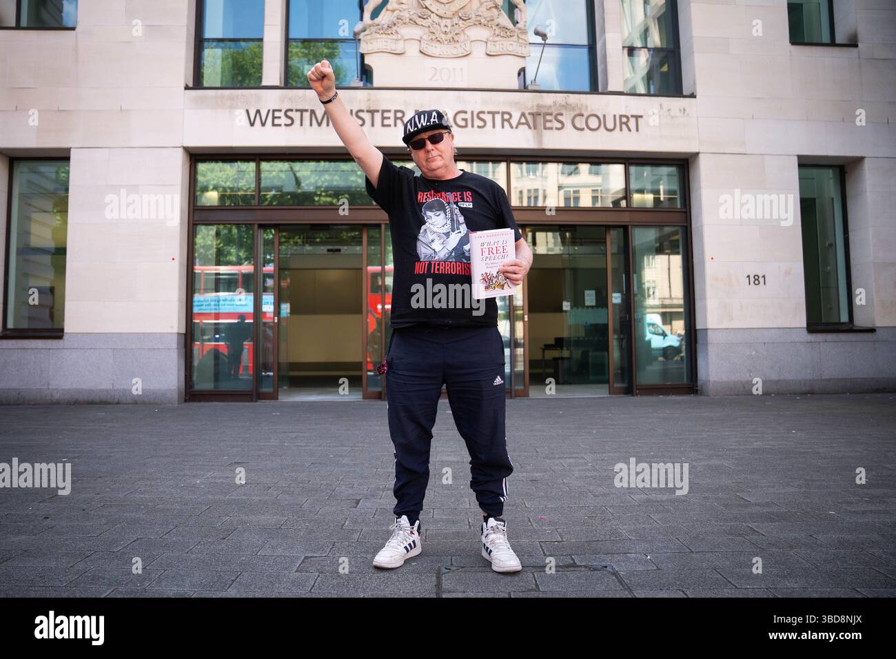 Dylan Evans, 58, verließ den Westminster Magistrates' Court in London, wo er angeklagt wird, Unterstützung für die Hamas einzuladen und schriftliches Material zu verteilen, um Rassenhass zu schüren. Bilddatum: Freitag, 23. Mai 2025. Stockfoto
