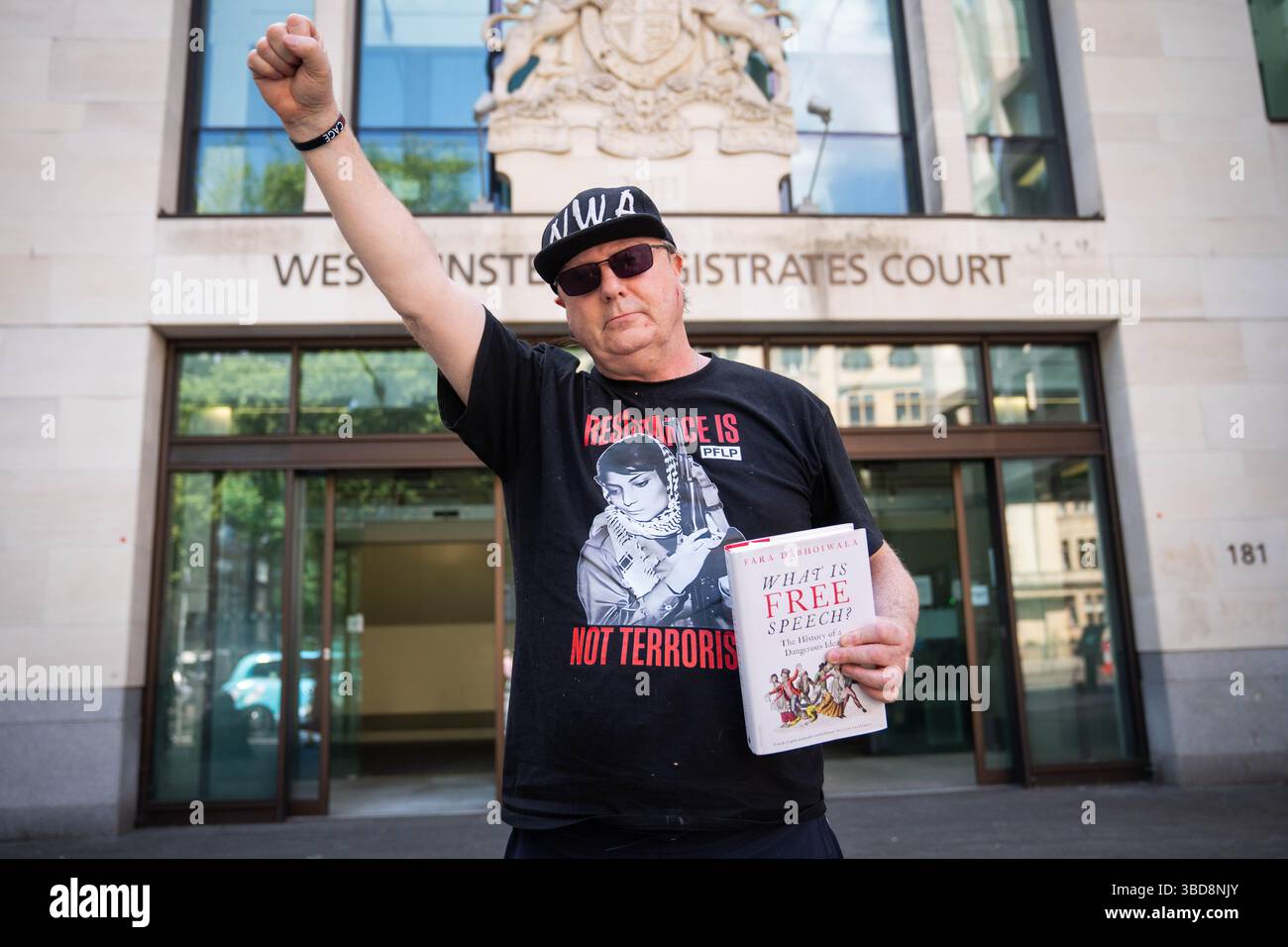 Dylan Evans, 58, verließ den Westminster Magistrates' Court in London, wo er angeklagt wird, Unterstützung für die Hamas einzuladen und schriftliches Material zu verteilen, um Rassenhass zu schüren. Bilddatum: Freitag, 23. Mai 2025. Stockfoto