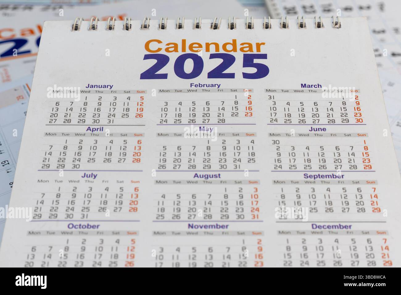 Nahaufnahme eines vollständigen Jahreskalenders 2025 Stockfoto