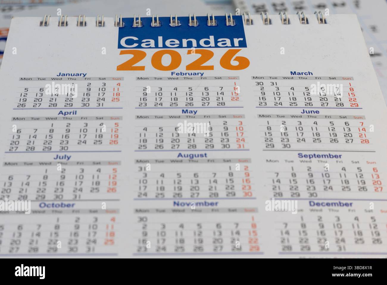 Jahreskalender 2026 am Schreibtisch Stockfoto