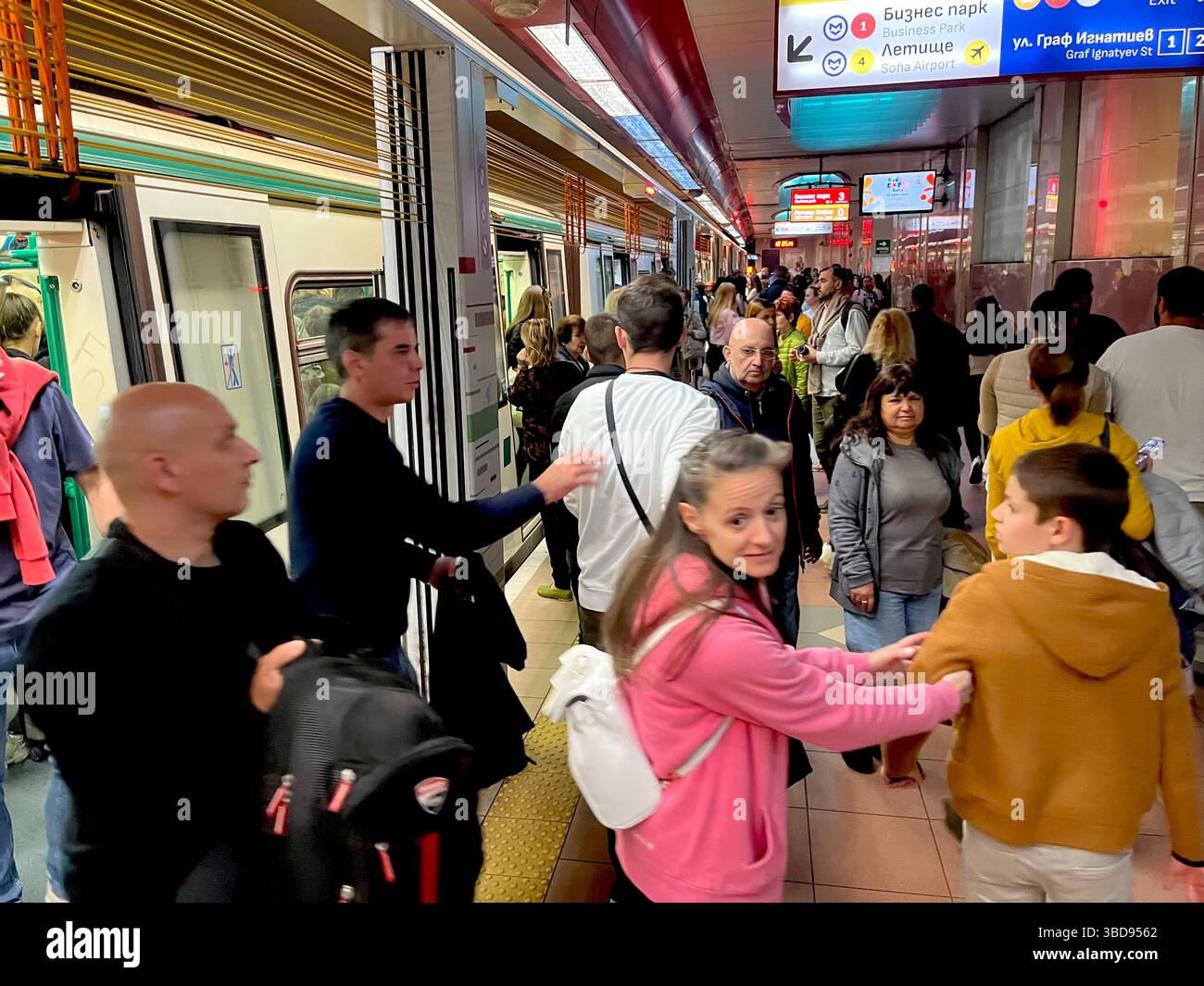 Menschen, Passagiere, Pendler, U-Bahn-Station, U-Bahn-Station, Pendeln, Reisen, Reisen, Infrastruktur, Sofia, Bulgarien, Osteuropa, Balkan, EU - Smartphone-aufgenommenes Stockfoto