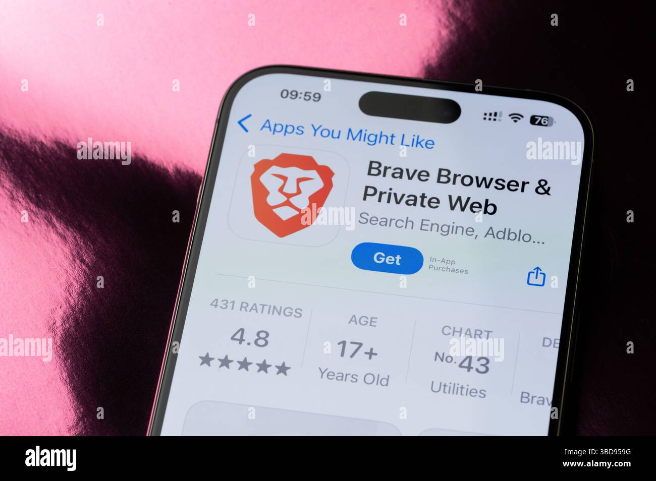 New York, USA – 22. Mai 2025: Brave Browser Mobile Application Ranking auf Smartphone-Bildschirm Nahaufnahme Makroansicht Stockfoto