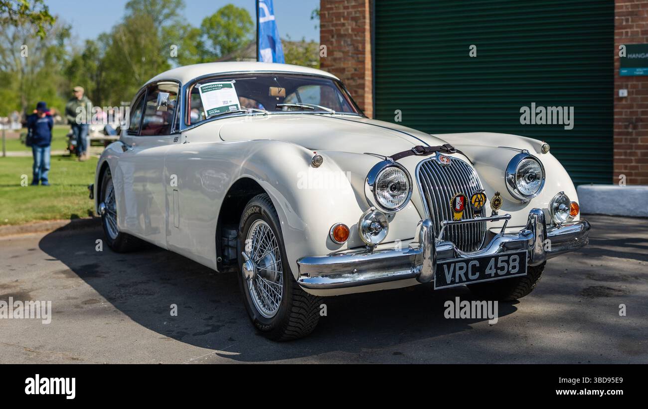 1959 Jaguar XK150 Coupé mit Drop-Kopf, ausgestellt auf dem Bicester Scramble am 27. April 2025. Stockfoto