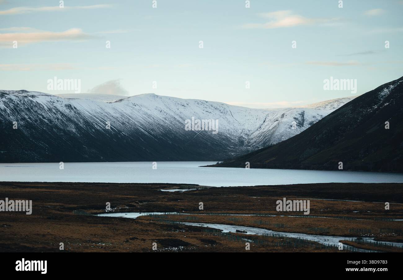 Bergkette mit einem See Stockfoto