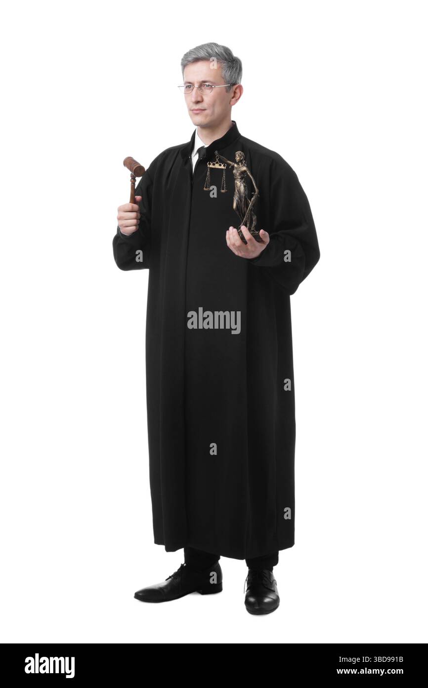 Richter mit Hammer und Statue von Lady Justice auf weißem Hintergrund Stockfoto