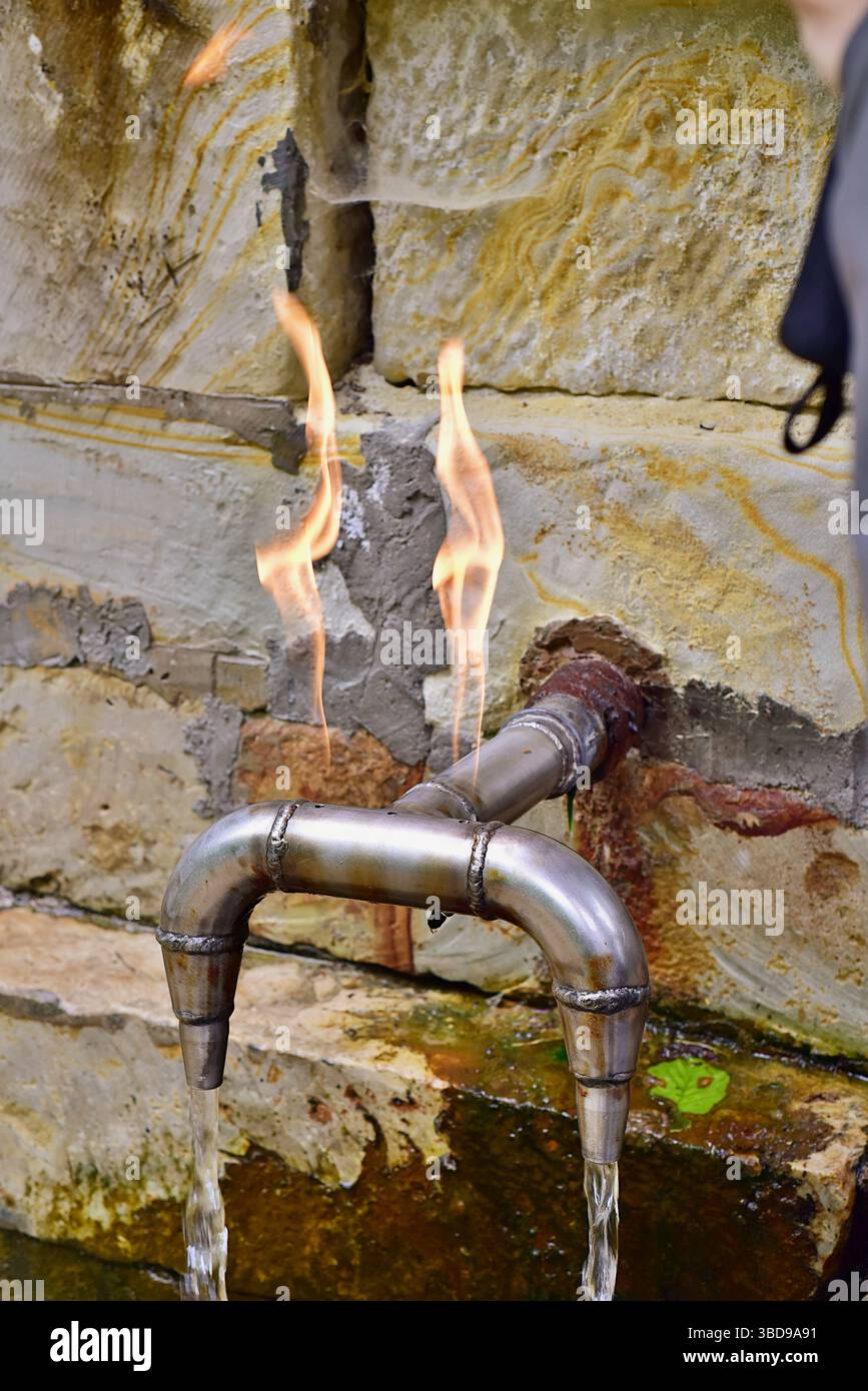 Feuer und Wasser - ein Phänomen, das aufgrund der Schwefelzusammensetzung einer natürlichen Mineralquelle möglich ist Stockfoto