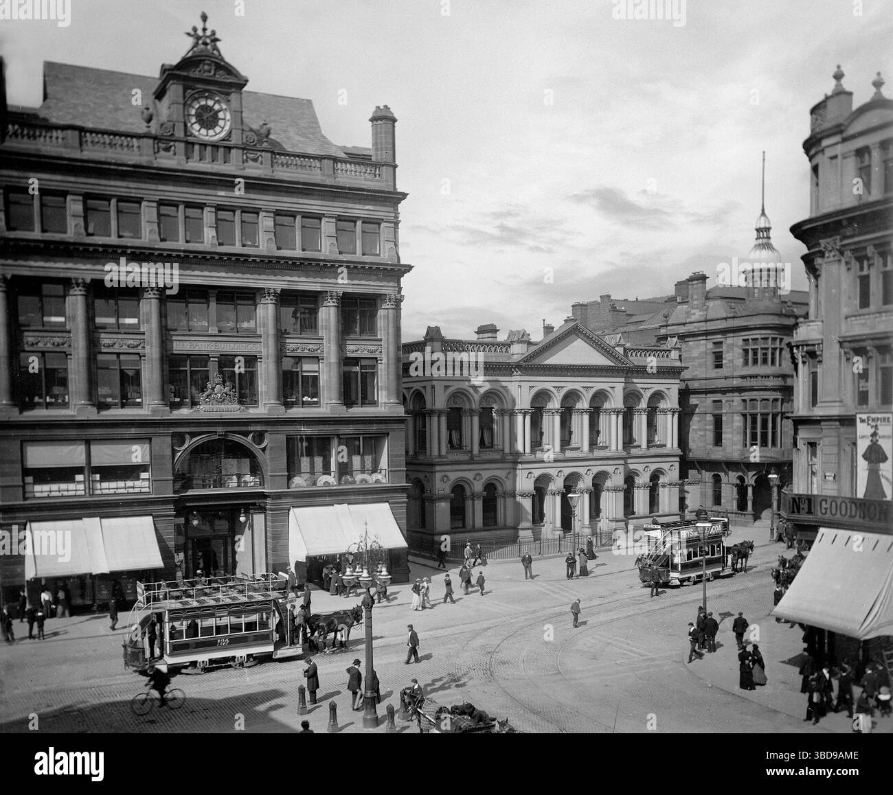 Ein Foto aus dem späten 19. Jahrhundert von Castle Junction im Stadtzentrum von Belfast, der Hauptstadt und größten Stadt Nordirlands, am Ufer des Flusses Lagan an an der Ostküste. Belfast war ein bedeutender Hafen, der eine wichtige Rolle in der industriellen Revolution in Irland spielte, und brachte ihm den Spitznamen Linenopolis ein bedeutendes Zentrum der irischen Leinenproduktion, Tabakverarbeitung und Seilherstellung ein. Der Schiffbau war auch eine Schlüsselindustrie; die Harland and Wolff Werft, die die RMS Titanic baute, war die größte Werft der Welt. Stockfoto