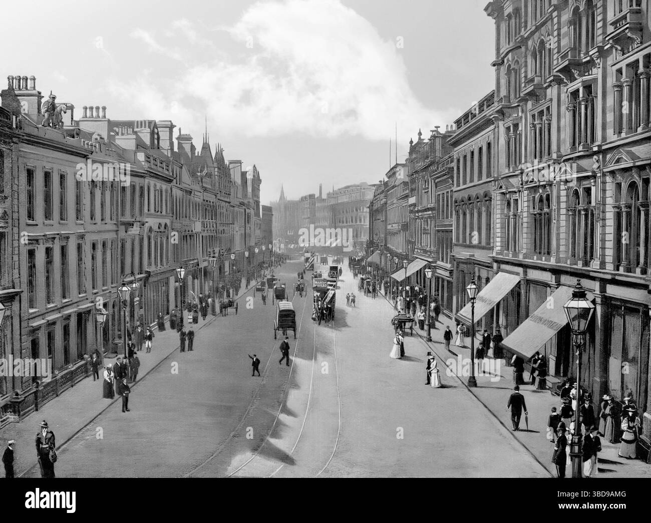 Ein Blick aus dem späten 19. Jahrhundert auf den Donegal Place, im Stadtzentrum von Belfast, der Hauptstadt und größten Stadt Nordirlands, am Ufer des Flusses Lagan an an der Ostküste. Belfast war ein wichtiger Hafen, der eine wichtige Rolle in der industriellen Revolution in Irland spielte und ihm den Spitznamen „Linenopolis“ als ein wichtiges Zentrum der irischen Leinenproduktion, Tabakverarbeitung und Seilherstellung einbrachte. Der Schiffbau war auch eine Schlüsselindustrie; die Harland- und Wolff-Werft, die die RMS Titanic baute, war die größte Werft der Welt. Stockfoto