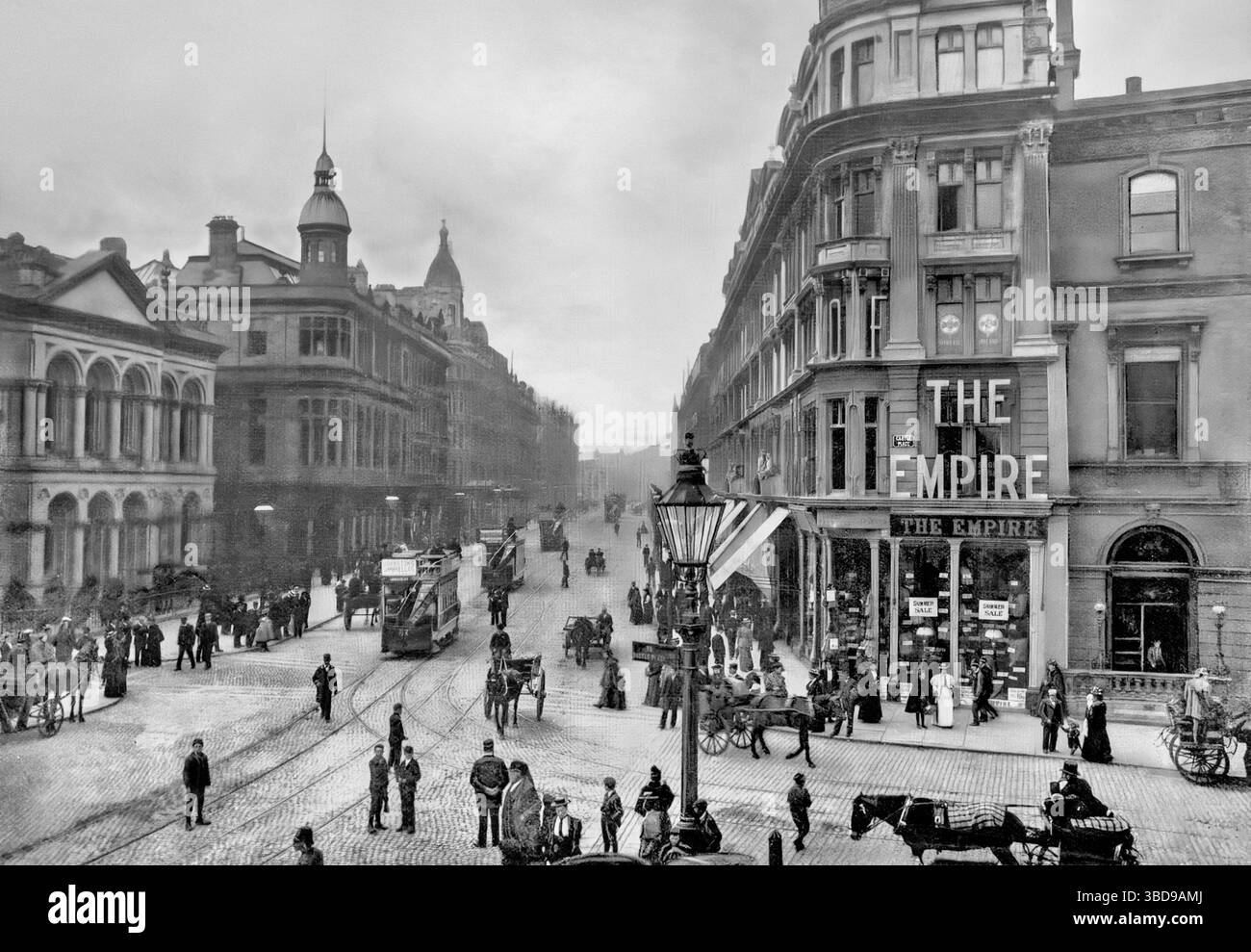 Eine Ansicht der Royal Avenue aus dem späten 19. Jahrhundert im Stadtzentrum von Belfast, der Hauptstadt und größten Stadt Nordirlands, die am Ufer des Flusses Lagan an an der Ostküste liegt. Belfast war ein wichtiger Hafen, der eine wichtige Rolle in der industriellen Revolution in Irland spielte und ihm den Spitznamen „Linenopolis“ als ein wichtiges Zentrum der irischen Leinenproduktion, Tabakverarbeitung und Seilherstellung einbrachte. Der Schiffbau war auch eine Schlüsselindustrie; die Harland- und Wolff-Werft, die die RMS Titanic baute, war die größte Werft der Welt. Stockfoto