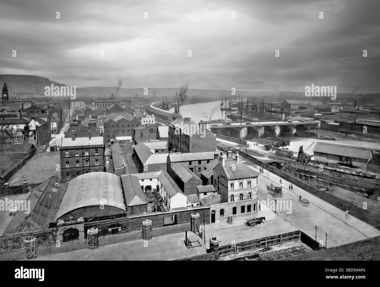 Ein Panoramablick aus dem späten 19. Jahrhundert auf Belfast, die Hauptstadt und größte Stadt Nordirlands, am Ufer des Flusses Lagan an der Ostküste. Belfast war ein bedeutender Hafen, der eine wichtige Rolle in der industriellen Revolution in Irland spielte, und brachte ihm den Spitznamen Linenopolis ein bedeutendes Zentrum der irischen Leinenproduktion, Tabakverarbeitung und Seilherstellung ein. Der Schiffbau war auch eine Schlüsselindustrie; die Harland and Wolff Werft, die die RMS Titanic errichtete, war die größte Werft der Welt und ist am Ufer des Flusses hinter der Queens Bridge zu sehen. Stockfoto