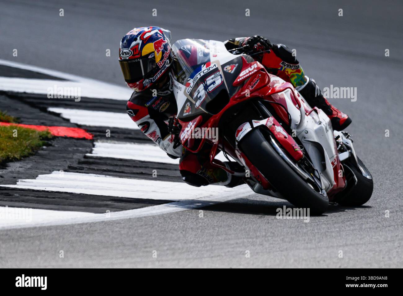 TOWCESTER, VEREINIGTES KÖNIGREICH. 23. Mai: Somkiat Chantra (#sc35, Thailand) von LRC Honda im Freitagstraining während des Tissot Grand Prix des Vereinigten Königreichs 2025 auf dem Silverstone Circuit am Freitag, 23. Mai 2025 in TOWCESTER, ENGLAND. Quelle: Taka G Wu/Alamy Live News Stockfoto