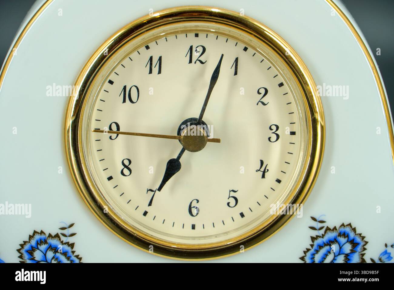 Analoger Wecker auf Tisch im Schlafzimmer. Uhrzeit. Stockfoto