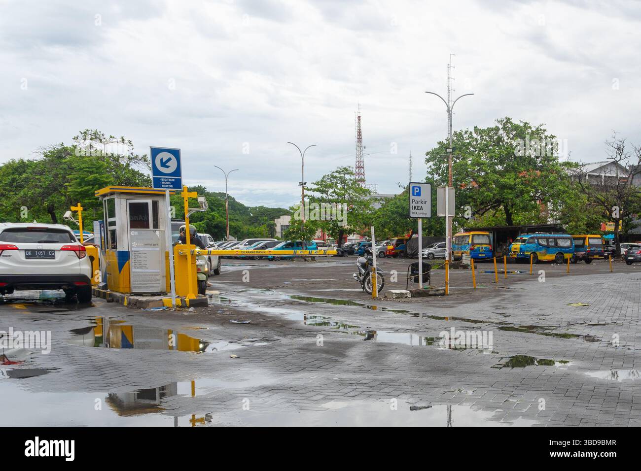Bali, Indonesien - 22. Dezember 2024: Der zentrale Parkplatz von Kuta wurde eingerichtet, um die Staus zu reduzieren, die häufig Touristenattraktionen treffen. Stockfoto