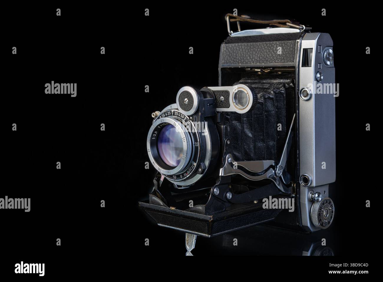 Diese Vintage-Kamera fängt die Essenz der Nostalgie ein und zeigt komplizierte Mechanik und eine einzigartige Ästhetik, die eine vergangene Epoche der Fotografie widerspiegelt. Stockfoto