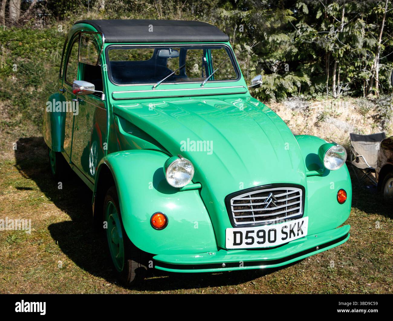 Grüner Vintage citroen 2CV oder deux chevaux Stockfoto