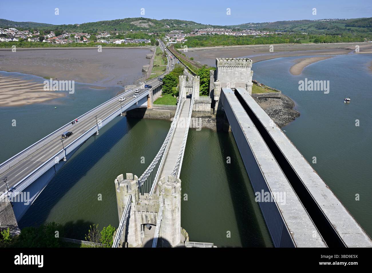 Conwy Hängebrücke und Conwy Railway Bridge (North Wales Coast Line) und Conwy Road, Wales UK Stockfoto