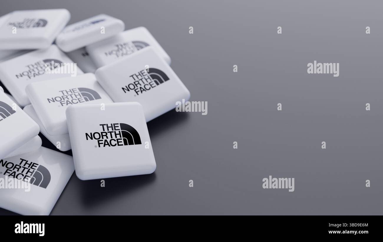 Nahaufnahme des Logos der Marke The North Face Outdoor Bekleidung in einem Stapel auf grauem Hintergrund mit Kopierraum als Kopfzeile für Webbanner Stockfoto