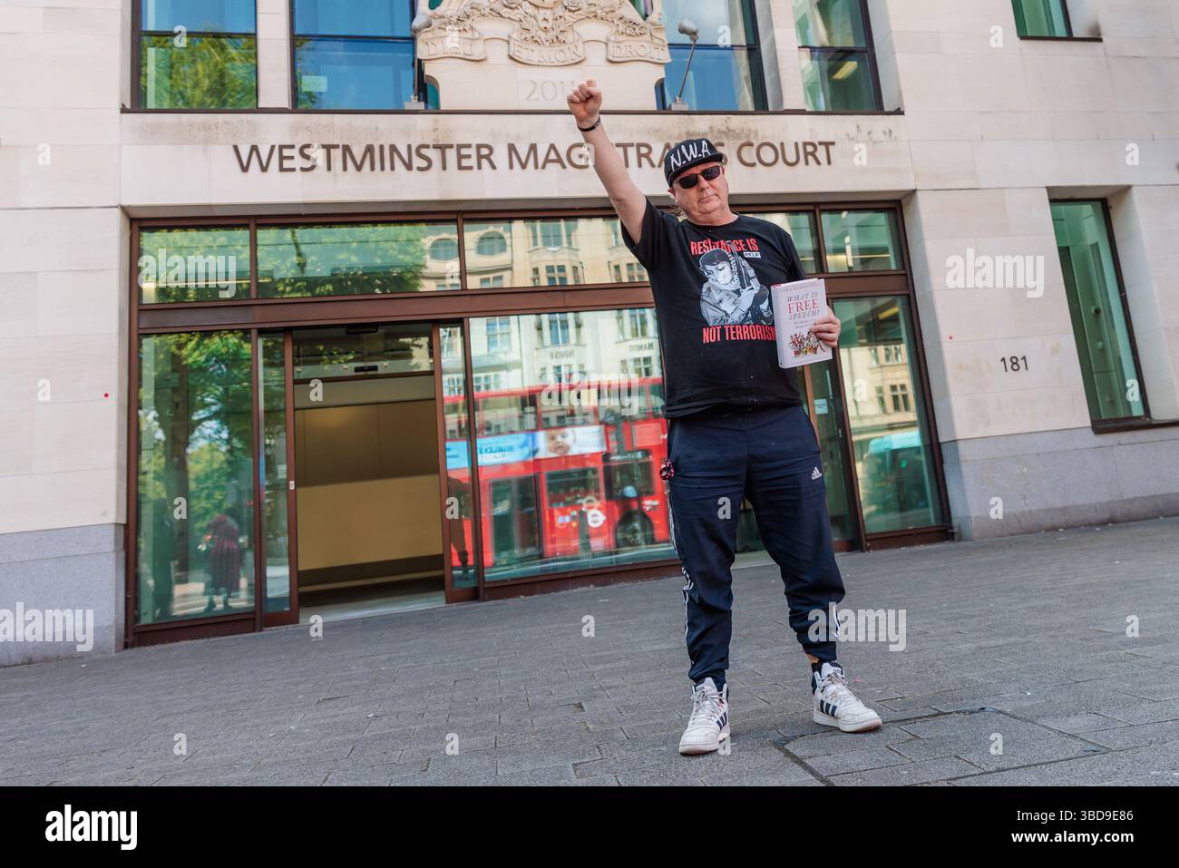 Westminster Magistrates Court, London, Großbritannien. Mai 2025. Dylan Evans, aus Hove, East Sussex, verlässt das Gericht der Westminster Magistrates mit einem „Resistance is Not Terror“-T-Shirt nach seinem Gerichtserscheinen heute Morgen. Herr Evans, der sich selbst vertreten hat, wird angeklagt, in einem Fall um Unterstützung für die verbotene Organisation gebeten zu haben, und in zwei Fällen, in denen er beabsichtigt, Rassenhass zu schüren, entgegen Paragraph 19 des Gesetzes über öffentliche Ordnung 1986.nach seinen Beiträgen in den sozialen Medien im Oktober 2023. Quelle: Amanda Rose/Alamy Live News Stockfoto