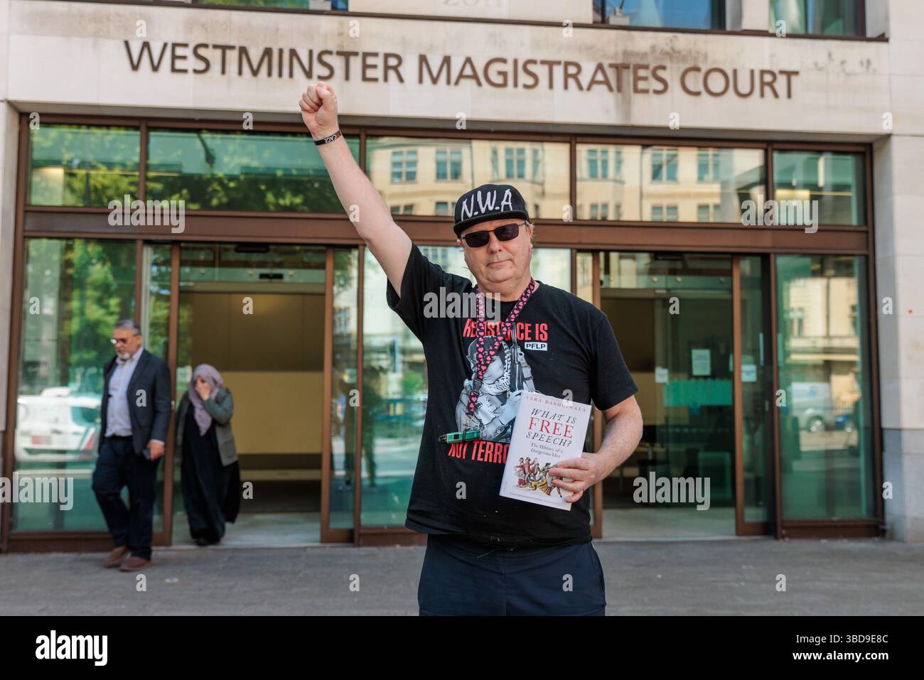Westminster Magistrates Court, London, Großbritannien. Mai 2025. Dylan Evans, aus Hove, East Sussex, verlässt das Gericht der Westminster Magistrates mit einem „Resistance is Not Terror“-T-Shirt nach seinem Gerichtserscheinen heute Morgen. Herr Evans, der sich selbst vertreten hat, wird angeklagt, in einem Fall um Unterstützung für die verbotene Organisation gebeten zu haben, und in zwei Fällen, in denen er beabsichtigt, Rassenhass zu schüren, entgegen Paragraph 19 des Gesetzes über öffentliche Ordnung 1986.nach seinen Beiträgen in den sozialen Medien im Oktober 2023. Quelle: Amanda Rose/Alamy Live News Stockfoto