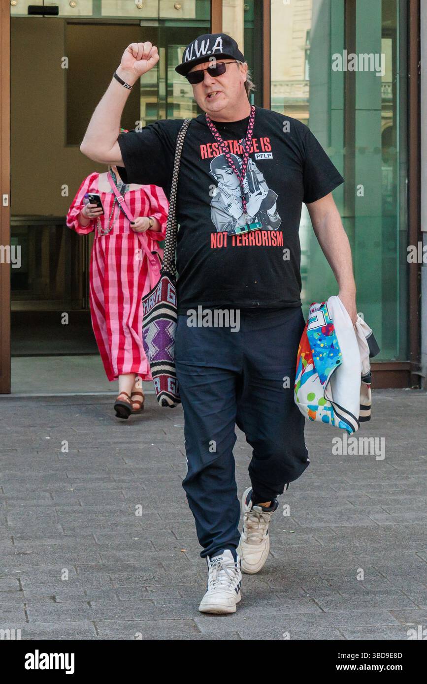 Westminster Magistrates Court, London, Großbritannien. Mai 2025. Dylan Evans, aus Hove, East Sussex, verlässt das Gericht der Westminster Magistrates mit einem „Resistance is Not Terror“-T-Shirt nach seinem Gerichtserscheinen heute Morgen. Herr Evans, der sich selbst vertreten hat, wird angeklagt, in einem Fall um Unterstützung für die verbotene Organisation gebeten zu haben, und in zwei Fällen, in denen er beabsichtigt, Rassenhass zu schüren, entgegen Paragraph 19 des Gesetzes über öffentliche Ordnung 1986.nach seinen Beiträgen in den sozialen Medien im Oktober 2023. Quelle: Amanda Rose/Alamy Live News Stockfoto