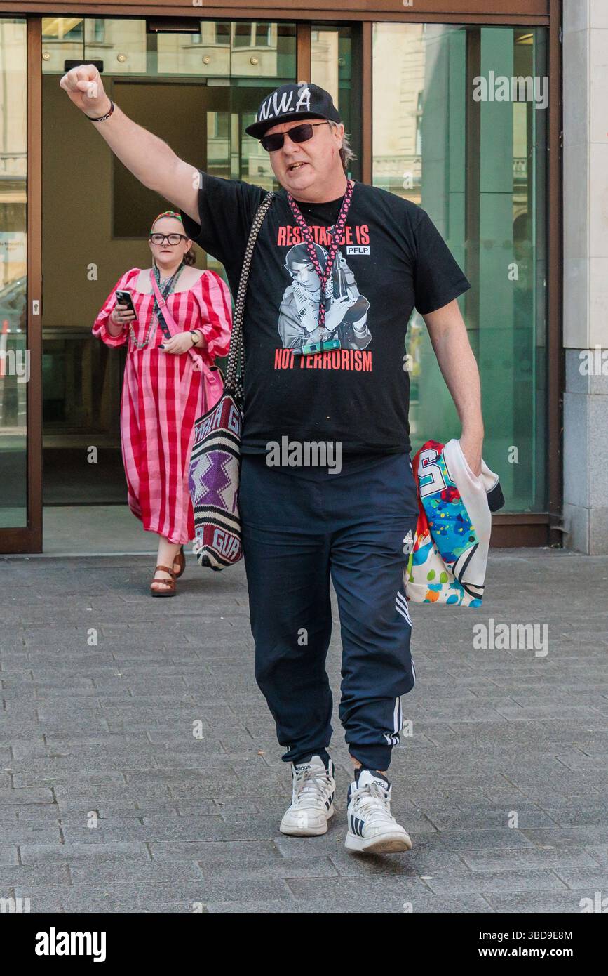 Westminster Magistrates Court, London, Großbritannien. Mai 2025. Dylan Evans, aus Hove, East Sussex, verlässt das Gericht der Westminster Magistrates mit einem „Resistance is Not Terror“-T-Shirt nach seinem Gerichtserscheinen heute Morgen. Herr Evans, der sich selbst vertreten hat, wird angeklagt, in einem Fall um Unterstützung für die verbotene Organisation gebeten zu haben, und in zwei Fällen, in denen er beabsichtigt, Rassenhass zu schüren, entgegen Paragraph 19 des Gesetzes über öffentliche Ordnung 1986.nach seinen Beiträgen in den sozialen Medien im Oktober 2023. Quelle: Amanda Rose/Alamy Live News Stockfoto